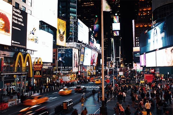 How To Choose The Best Digital Signage Solution For Your Business Featured Image