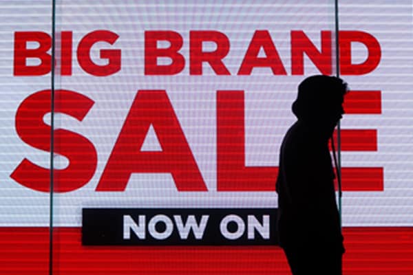 What you need to know before buying a digital advertising screen featured image